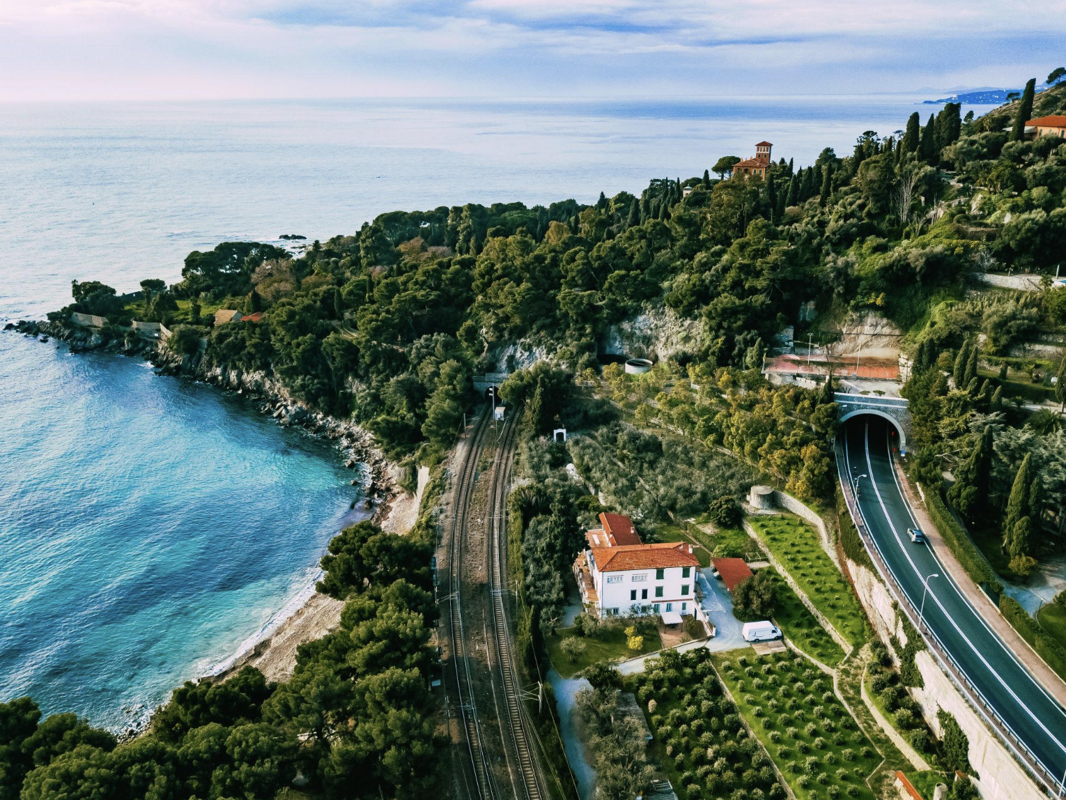 L'estate 2026 delle piccole vacanze: weekend brevi, destinazioni vicine e la rivincita del turismo di prossimità