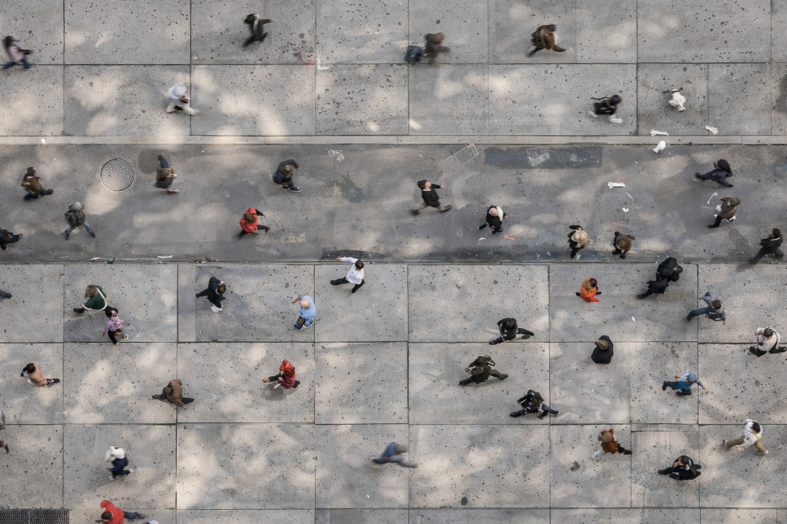 Persone che si incrociano, ognuna con la propria storia.